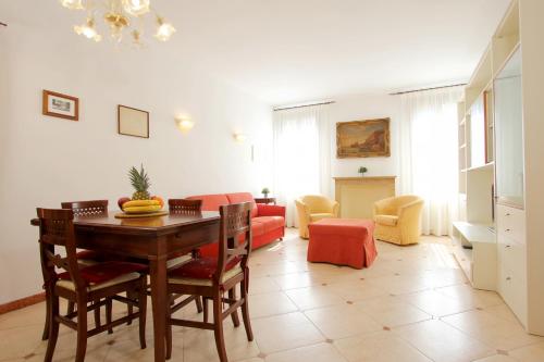 One-Bedroom Apartment image 7