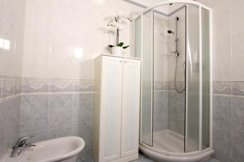 One-Bedroom Apartment image 1