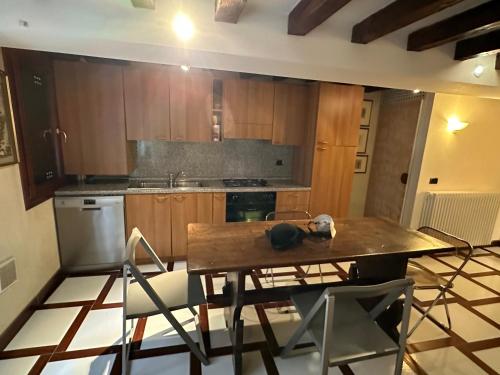 1 Ca'del Traghetto Family Apartment - Tap to explore photos
