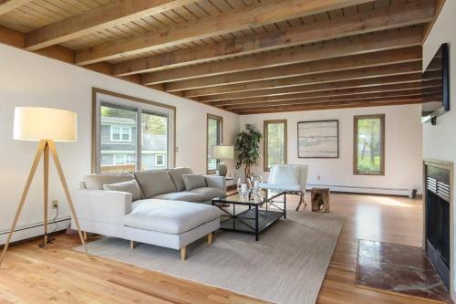 Stunning Spacious Cape Cod House with Water Views in Falmouth, USA
