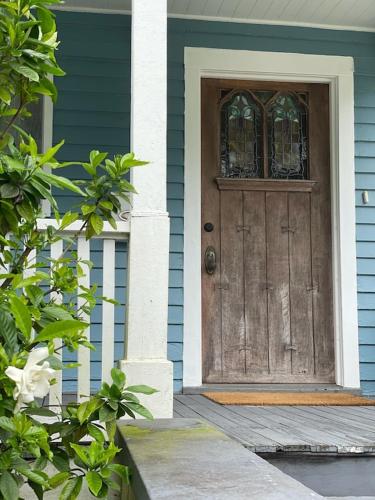 The Painted Lady, a spacious renovated 4BR Victorian