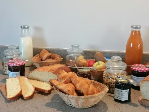 Food and beverages, Gites Du Mas de Surlan in Chantemerle-les-Bles