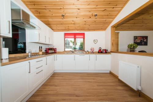 ห้องครัว, Barn Lodge with Hot Tub in นิวโบ่