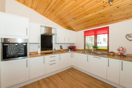 ห้องครัว, Barn Lodge with Hot Tub in นิวโบ่