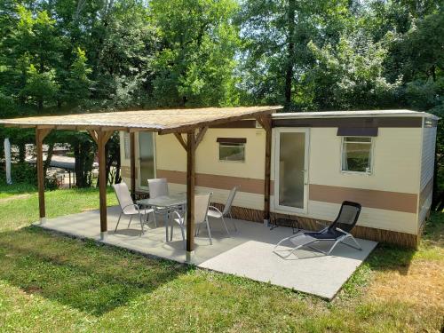 Camping les Tourterelles Chalets et mobilhomes in Hautefort