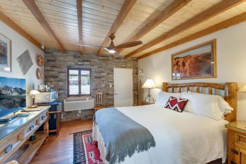 Stone Lizard Lodge