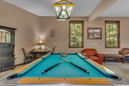Meadows Edge Lodge with GameRoom in Blue Eye, USA