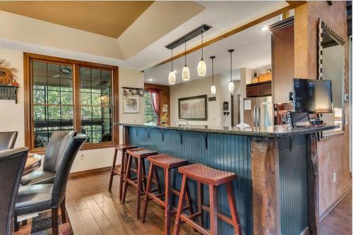 Meadows Edge Lodge with GameRoom in Blue Eye, USA