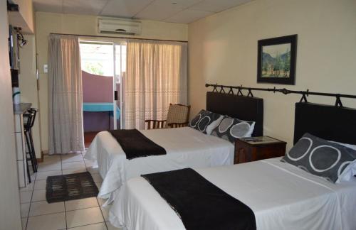 1 double bed, 1 twin bed