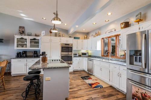 Red Bud Cove Lakefront Farm House on Table Rock Lake - image 6