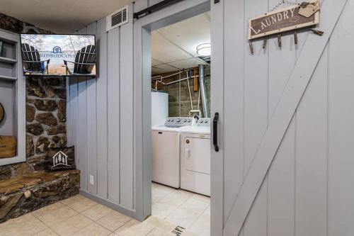 Red Bud Cove Lakefront Farm House on Table Rock Lake - image 13