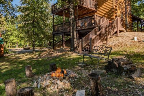 Lil Treehouse Cabin in Ridgedale, USA