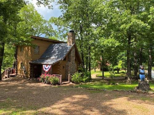 Lil Treehouse Cabin in Ridgedale, USA