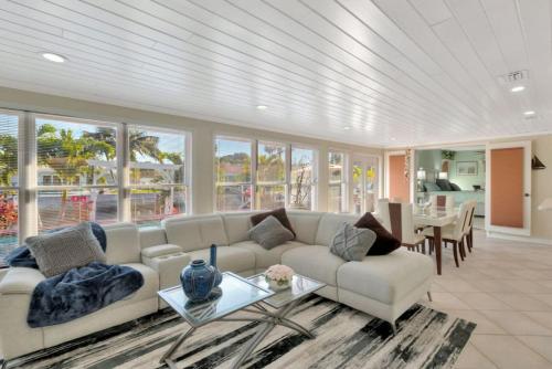Casa by The Cove 3 bedroom 2 bath plus Office Intracoastal Front with Heated Pool and Spa in Deerfield Beach, USA