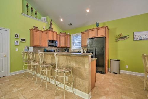 Charming Bermuda Bay Hideaway with Game Room! - image 6