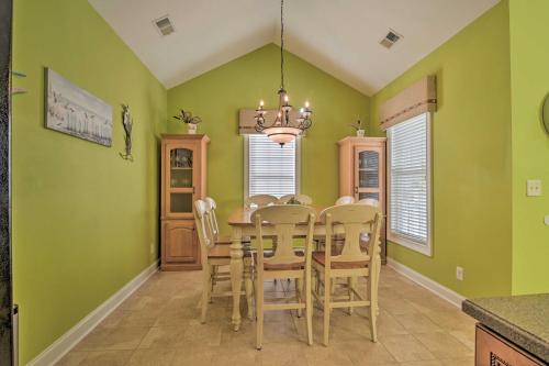 Charming Bermuda Bay Hideaway with Game Room! - image 11