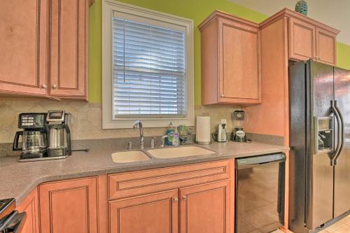 Charming Bermuda Bay Hideaway with Game Room! - image 12