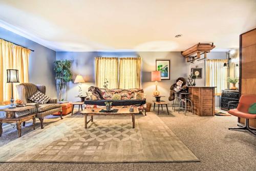 Artsy Getaway about 8 Miles to Downtown Kansas City! in Independence, USA