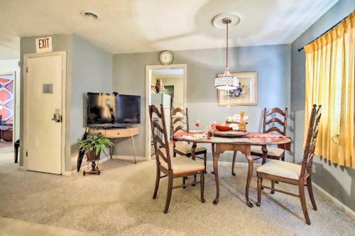 Artsy Getaway about 8 Miles to Downtown Kansas City! in Independence, USA