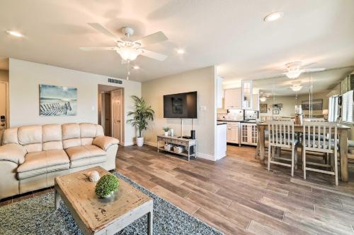 Bright and Breezy Condo, 2 Mi to Whitecap Beach! in Corpus Christi, USA