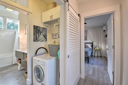 Mid-Century Modern Beach Cottage for Two! - image 10