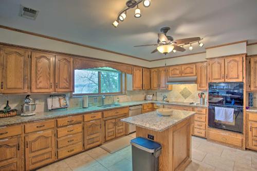 Roomy Texas Lake Retreat w/ Private Boat Ramp in Coffee City (TX)