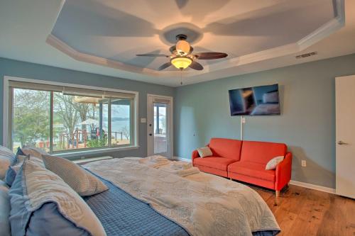 Roomy Texas Lake Retreat w/ Private Boat Ramp in Coffee City (TX)