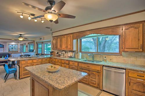 Roomy Texas Lake Retreat w/ Private Boat Ramp in Coffee City (TX)