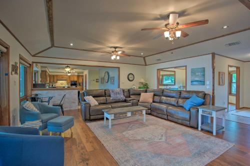 Roomy Texas Lake Retreat w/ Private Boat Ramp in Coffee City (TX)