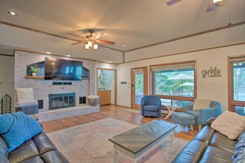 Roomy Texas Lake Retreat w/ Private Boat Ramp in Coffee City (TX)