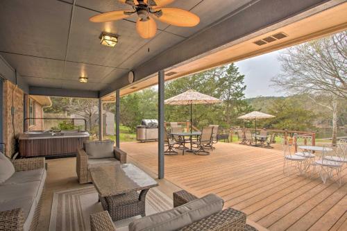 Roomy Texas Lake Retreat with Private Boat Ramp