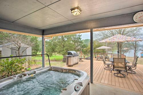 Roomy Texas Lake Retreat w/ Private Boat Ramp in Coffee City (TX)