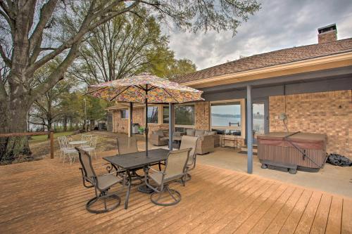 Roomy Texas Lake Retreat with Private Boat Ramp