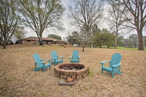 Roomy Texas Lake Retreat with Private Boat Ramp