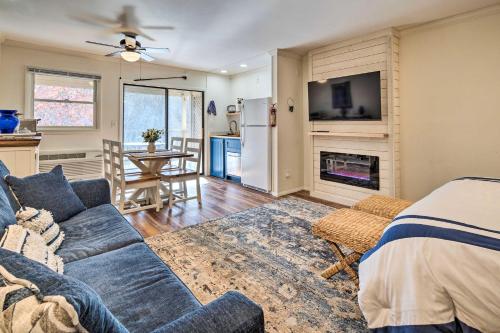 Lake Lure Studio with Private Balcony and Pool Access! in Lake Lure, USA