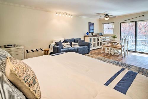 Lake Lure Studio with Private Balcony and Pool Access! in Lake Lure, USA