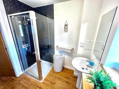 Central Spacious 2 Bed 2 Bath, Free WiFi & Parking, Park View 4