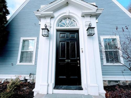 Phillips Academy Andover Two-Bedroom Apartment and Free Parking in 安多弗