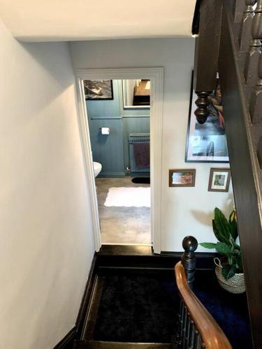 Chic Townhouse near Tunnels Beaches Ilfracombe - Tap to explore photos