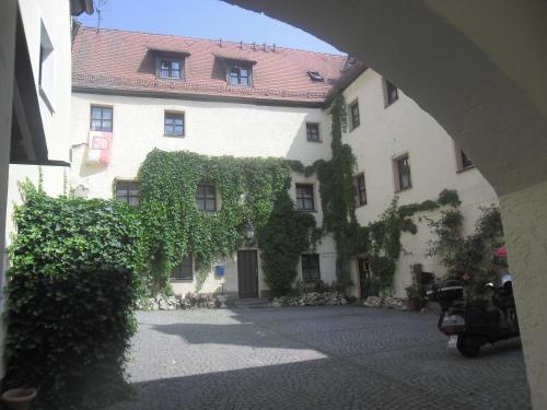 Schloss Weichs zu Regensburg mit 1-2Schlafzimmer Parkplatz Internet 60qm Zentrum