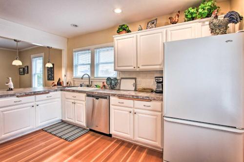 Central Eugene House with Updated Interior and Yard! in Eugene City Center