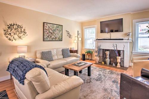 Central Eugene House with Updated Interior and Yard! in Eugene City Center