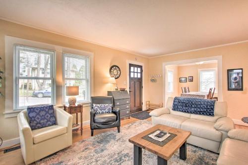 Central Eugene House with Updated Interior and Yard! in Eugene City Center