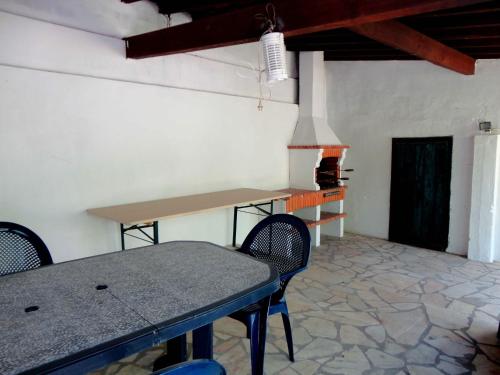 B&B Quarto Violeta com Chaminé (B&B Quarto Violeta com Chamine) in อา โดส กุนาโดส