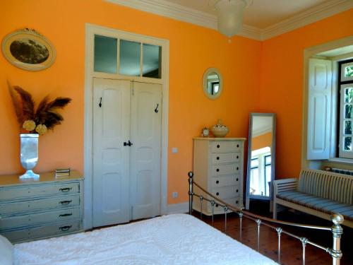 B&B Quarto Rosa Estilo Romântico (B&B Quarto Rosa Estilo Romantico) in อา โดส กุนาโดส