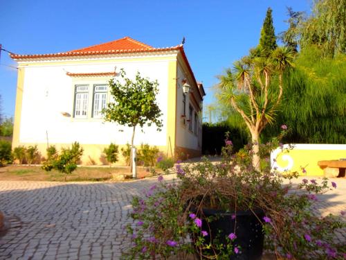 B&B Quarto Rosa Estilo Romântico (B&B Quarto Rosa Estilo Romantico) in อา โดส กุนาโดส