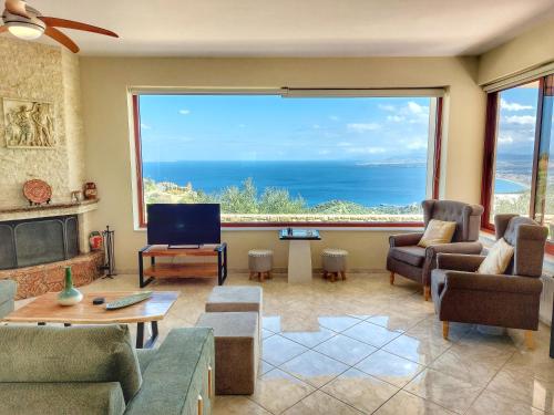 Villa Balcony, Cozy Villa with Amazing View 3