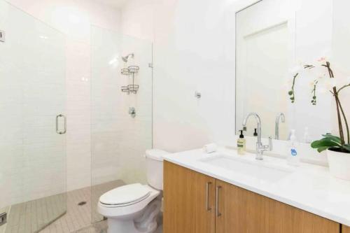 Glamorous Perfectly Located Luxury 2 Bed Townhome in Dallas, USA