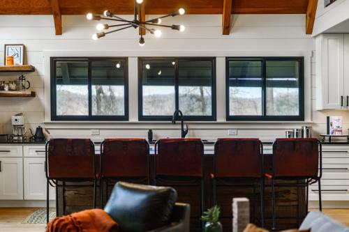 Smokys Landing Disc Golf Game Room Hot Tub in Seymour, USA