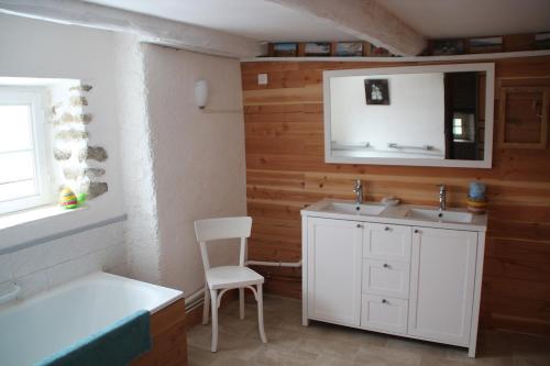 Vannas istaba, Maison de caractère avec piscine (Maison de caractere avec piscine) in Chambon-sur-Dolore